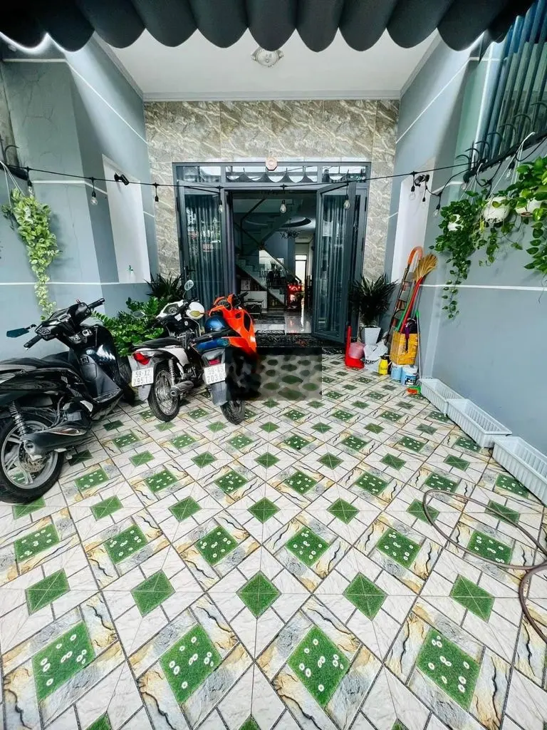 Cần bán căn nhà sổ riêng thổ cư gần hồ bơi phương nam, chợ giá cực rẻ