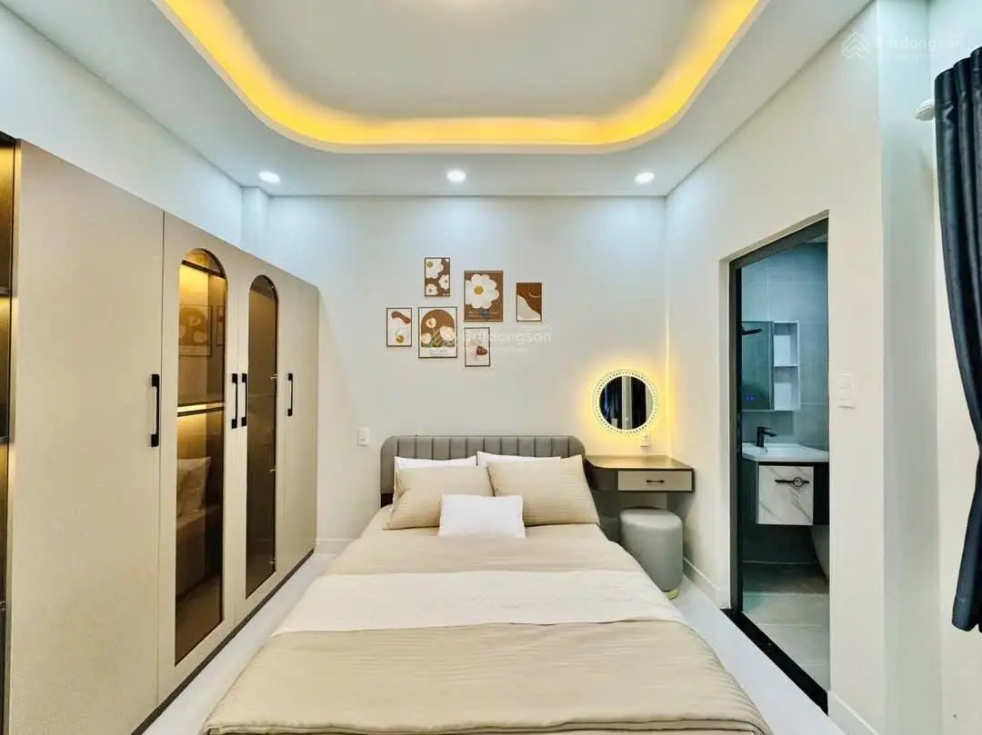 Bán gấp nhà đẹp Sư Vạn Hạnh, P12, Q10. Xây 1 trệt 2 lầu, 80m². Hẻm oto 5m, ra Vạn Hạnh Mall 3 phút