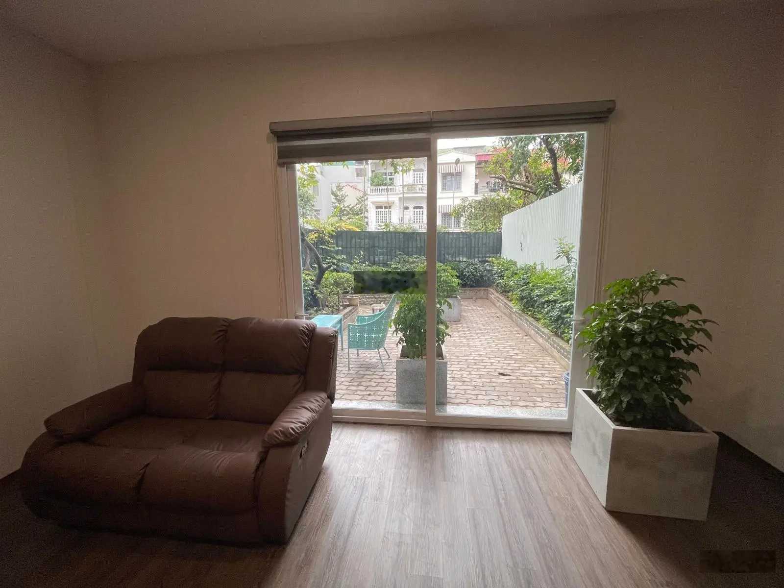 Bán căn nhà 2 tầng diện tích 104m2, sân vườn đẹp, nhìn ra công viên và hồ nhỏ, sát Hồ Tây