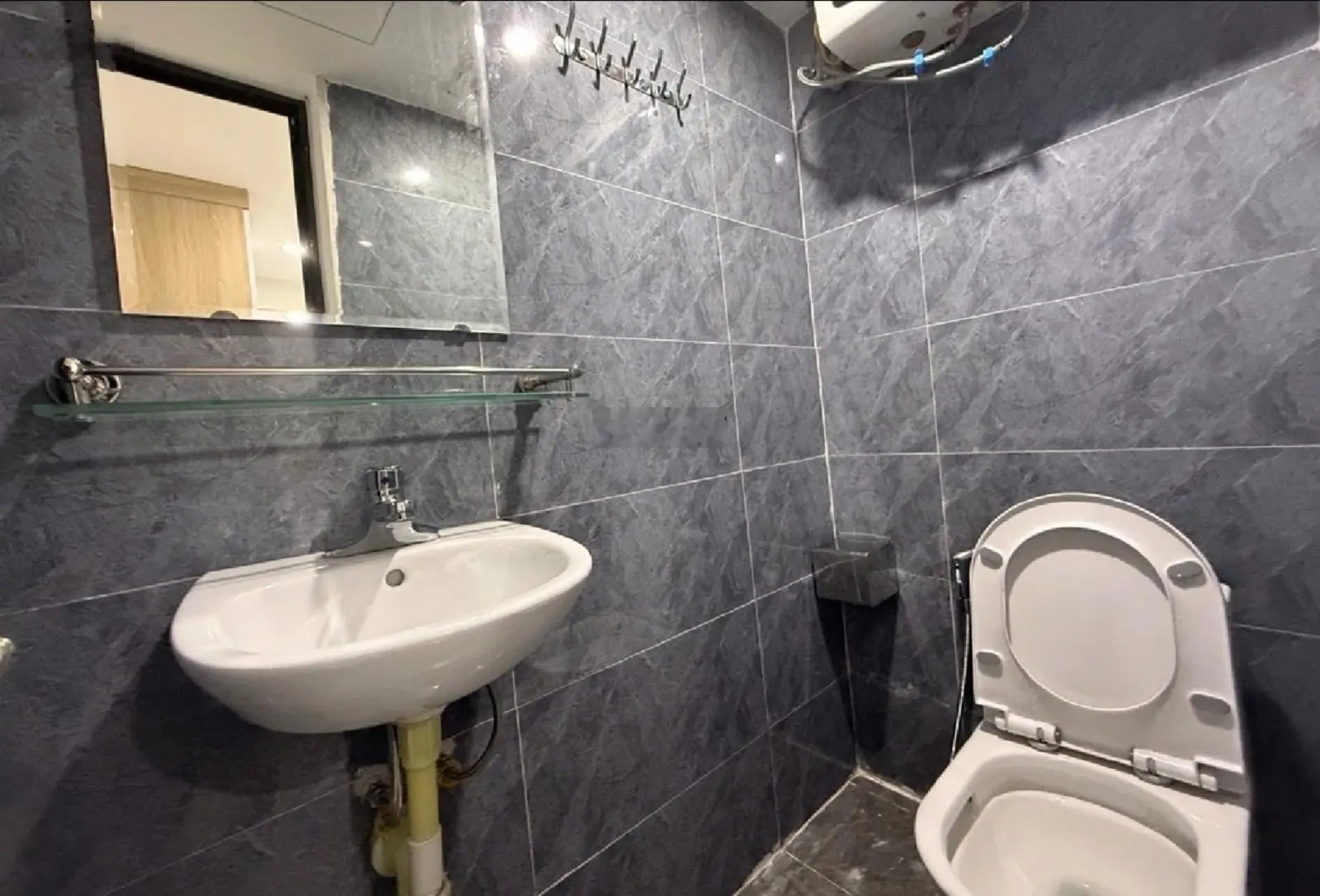 Bán nhà T.T tầng 1 Doãn Kế Thiện 65m2 , 3PN , trước nhà ôtô tránh, Full N/T , ở ngay , giá 4,25 tỷ