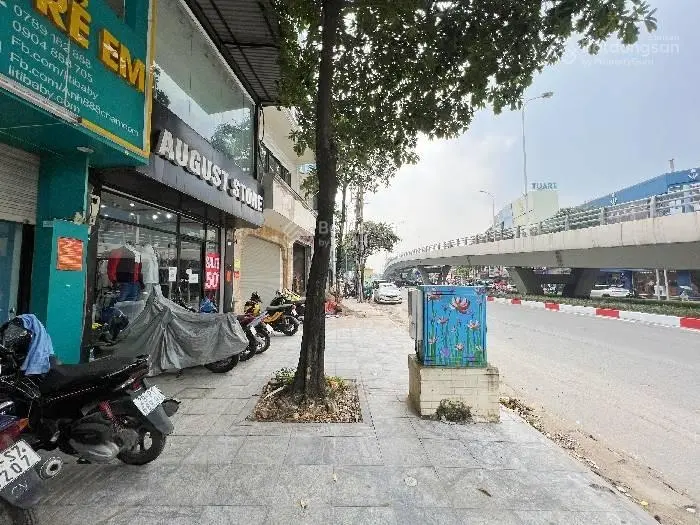 Bán nhà mặt phố Đại Cồ Việt - Trần Khát Chân. Mặt tiền 5m. Diện tích 65m2. Vỉa hè đá bóng