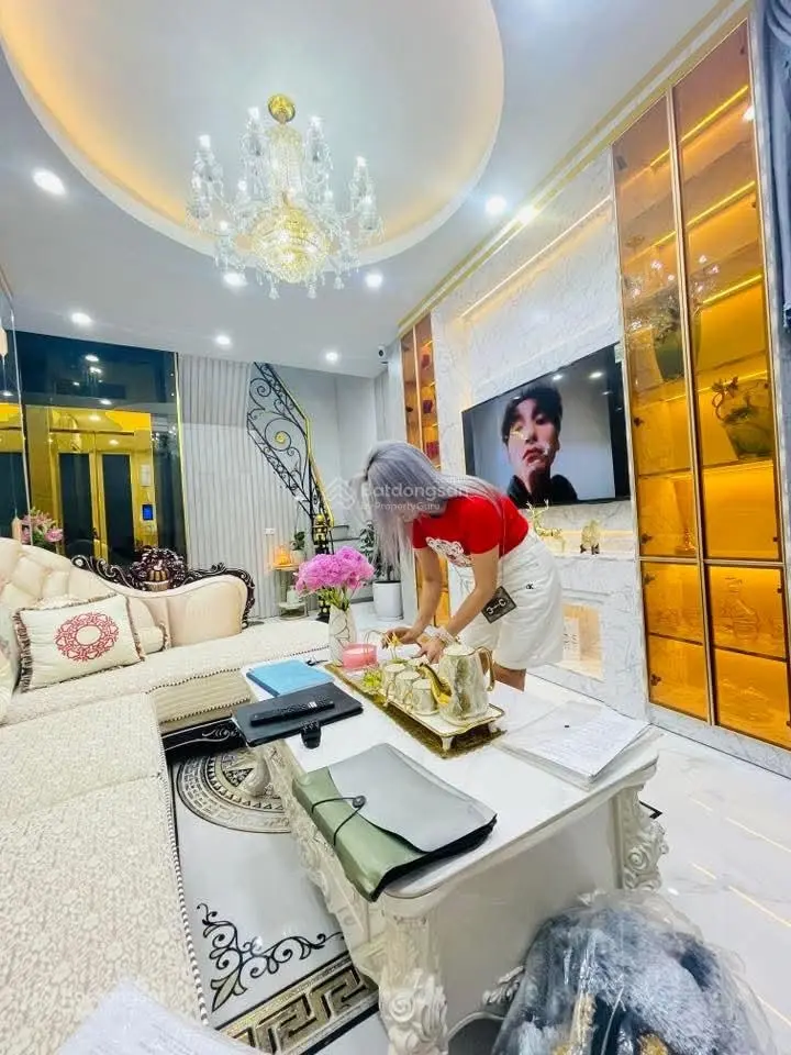 Lương Định Của, Đống Đa. DT 33m² x 4 tầng, MT 3,7m, giá 8,65 tỷ. Nội thất xịn, thang máy nhập khẩu.