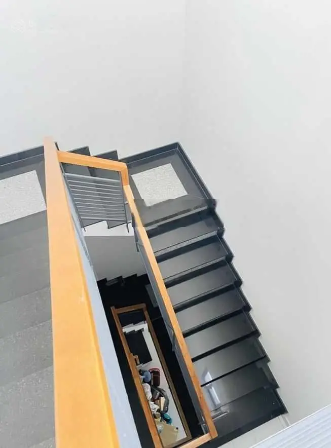 Bán nhà Hoàng Diệu 2, đang cho thuê căn hộ dịch vụ 80m2, kết cấu 5 tầng lầu