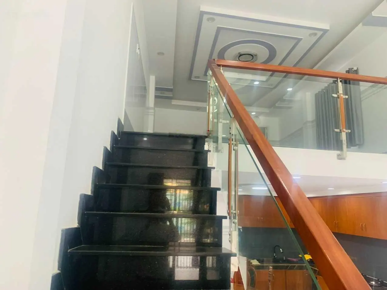 Bán nhà đối diện trường tiểu học Cần Giuộc, đường lớn sầm uất. Giá tốt