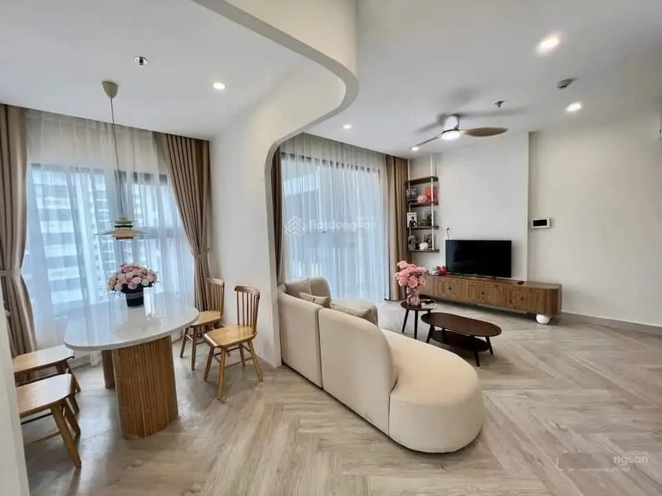 Chính chủ cần bán nhanh căn hộ cao cấp 2 PN tại Cầu Giấy Center Point. Căn hộ duy nhất tại dự án
