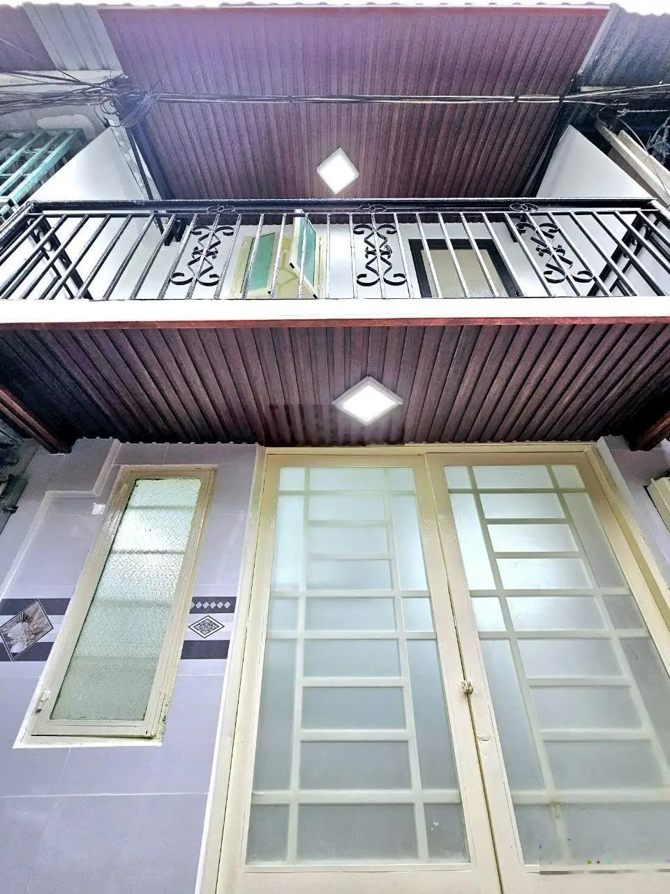 Nhà đẹp và ở liền 1 lầu, kế Quận 7. 750 triệu