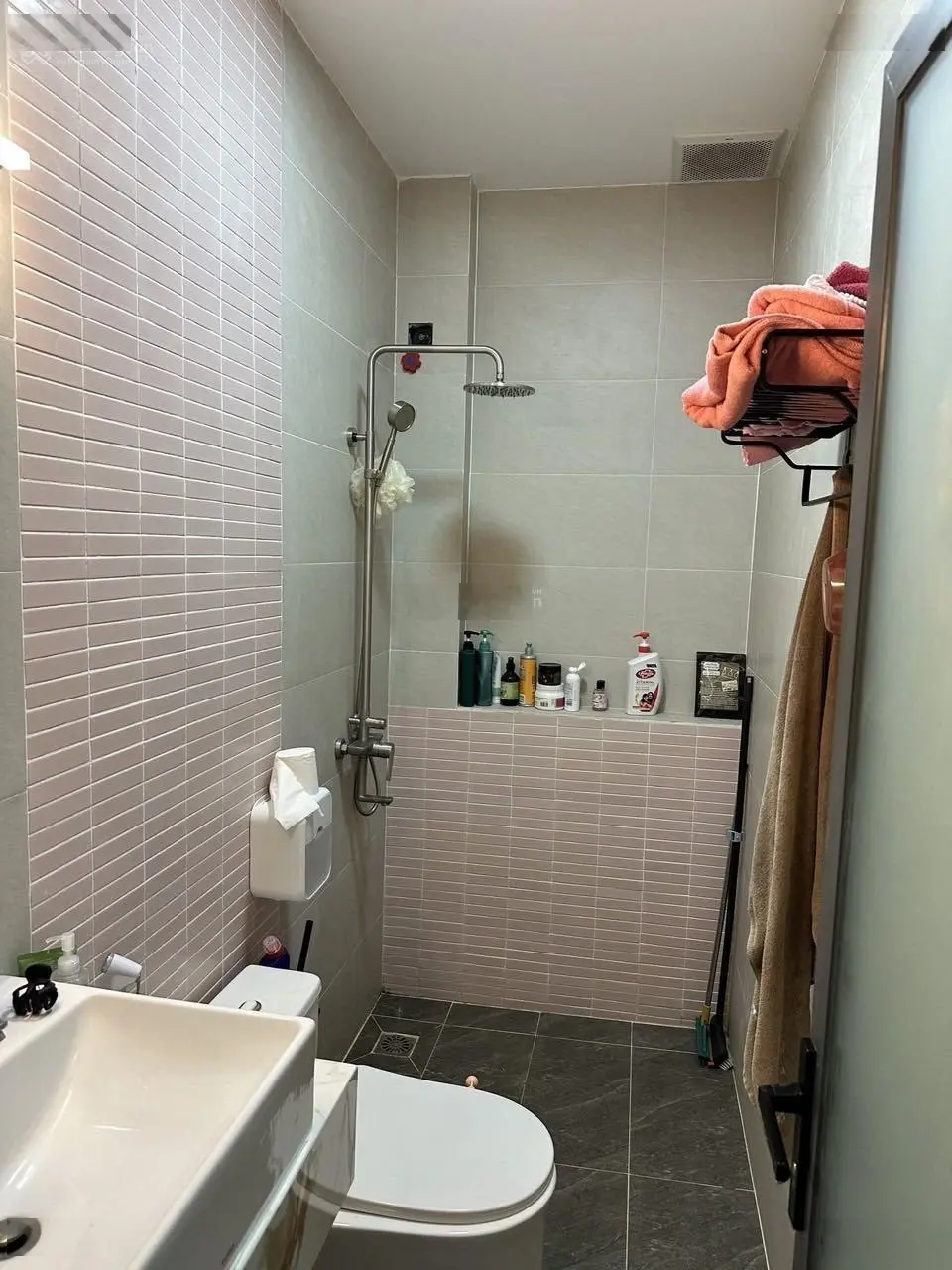 Hạ giá bán nhà Giá 3.4tỷ cho thuê 25tr/th đường Vĩnh Khánh, P8, Q4. Cách Đ. Hoàng Diệu 50m