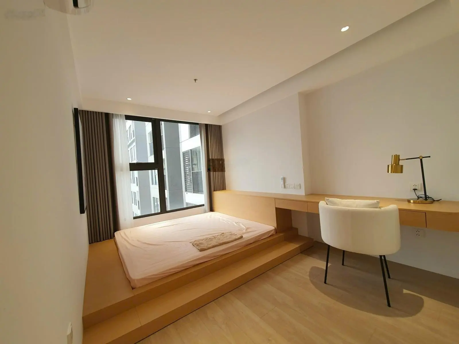 Bán Duplex góc siêu đẹp, mặt Đông Nam view Biệt thự đảo Ecopark, full nội thất xịn sò mới 100%