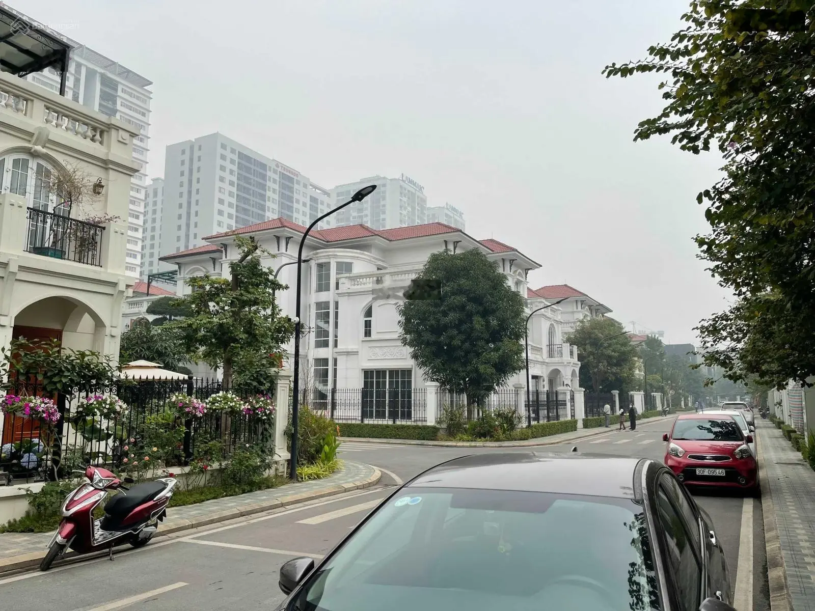 Bán biệt thự đơn lập Embassy Garden 259m2 căn góc vườn hoa - Đông Nam liên hệ chủ nhà 0332 625 ***