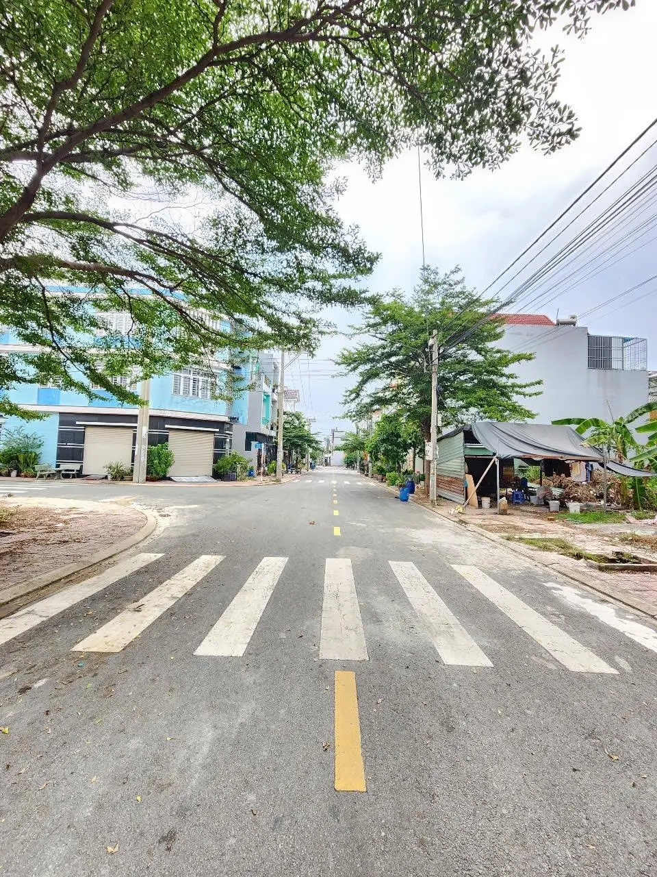 Nhà 1 trệt 2 lầu, đường 13m. Sổ hồng riêng