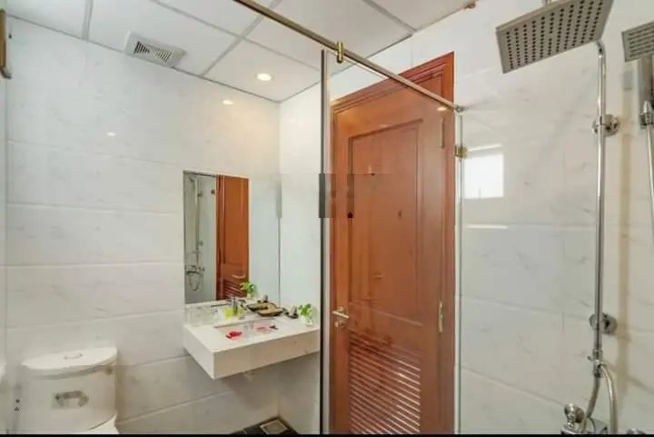 Bán toà khách sạn & căn hộ mặt tiền đường lê thước vị trí sát biển .