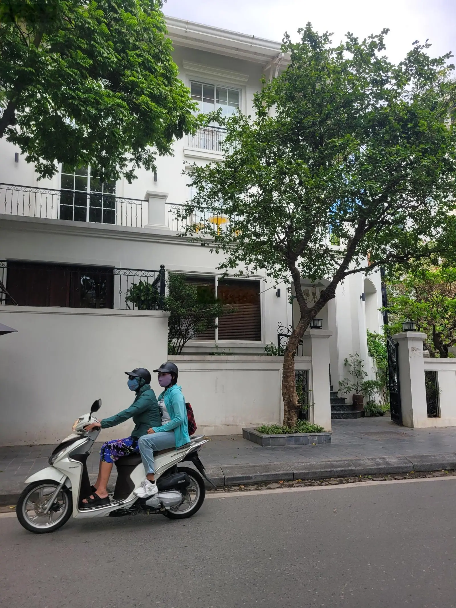 Thang máy, hầm xe, phân lô Phố Trung Hòa, mặt tiền rộng 10.4m, vỉa hè, nội thất đẹp, quận Cầu Giấy