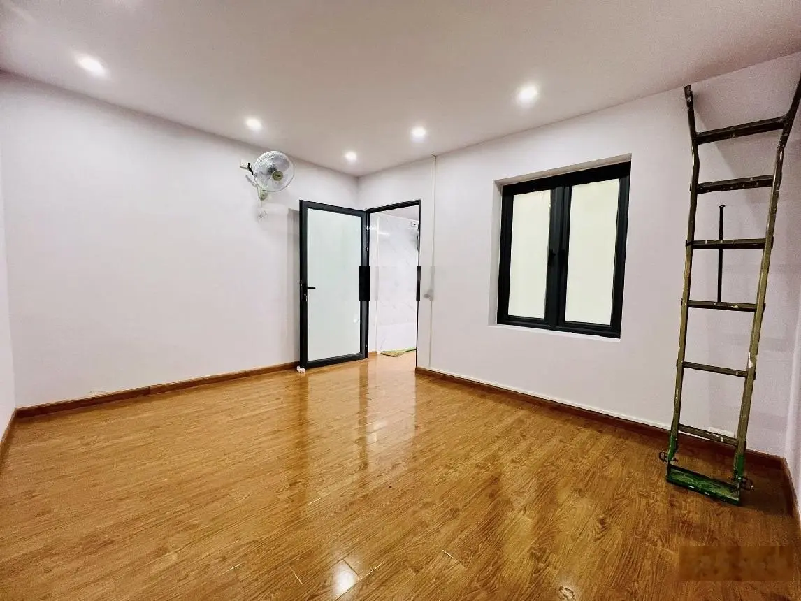 Bán mặt phố Đê La Thành, Đống Đa: 71m, 3 tầng, mặt tiền 4,2m giá 24,5 tỷ. Mặt phố kinh doanh.