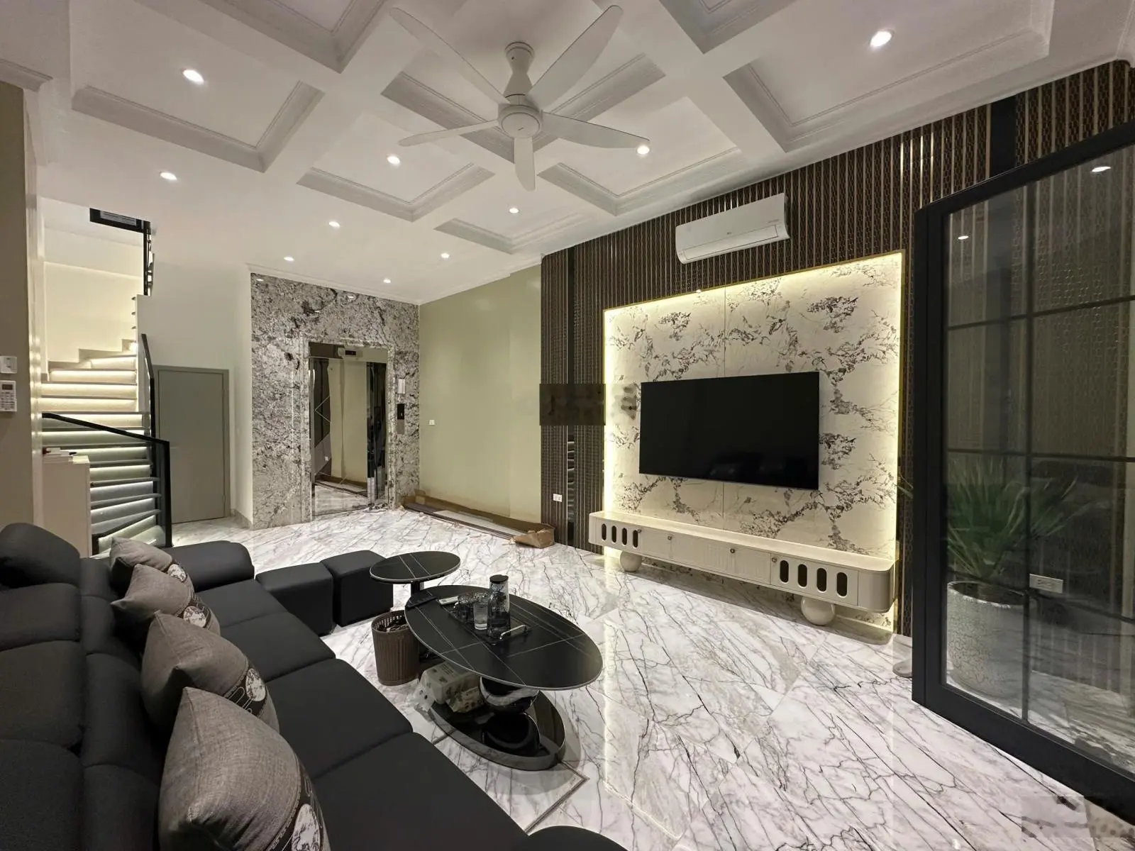 Phân lô Ngọc Khánh . Phố Vip quận Ba Đình . 7 tầng thang máy xịn . Siêu siêu đẹp .