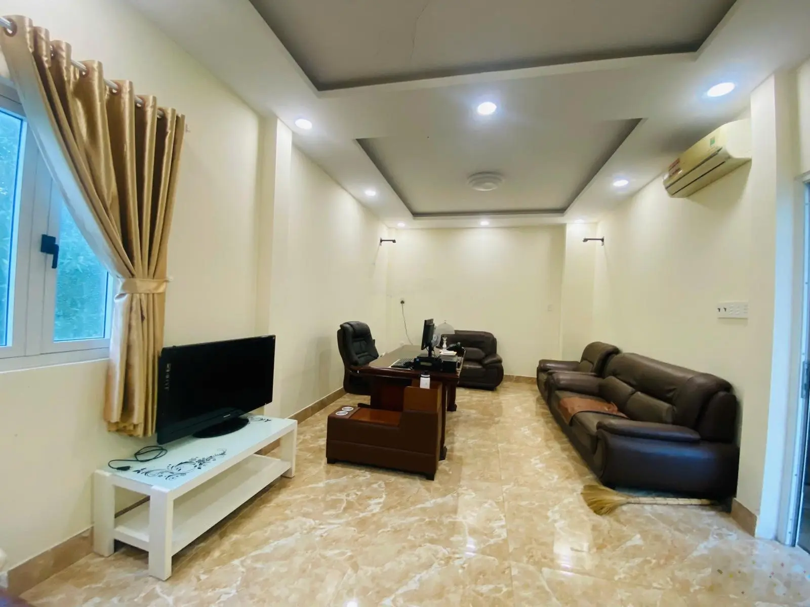 Căn biệt thự sân vườn (216m2) mặt tiền kinh doanh ngay ngã tư ga. quận 12