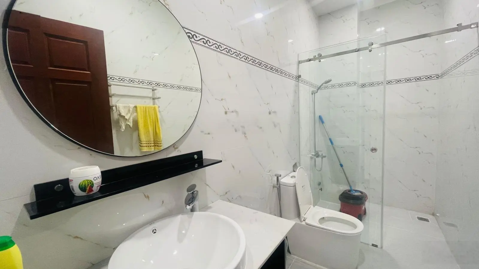 Hạ giá 400 triệu bán nhà mặt tiền đường rộng 13m - vừa ở vừa kinh doanh - cách biển chỉ 3 đi xe