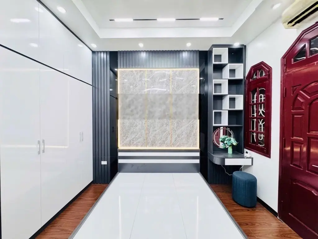 Cầu giấy 6 tầng - mới đẹp - gần phố - ô tô 10m - vài bước ra phố nhớn - nội thất xịn - nhỉnh 9 tỷ.