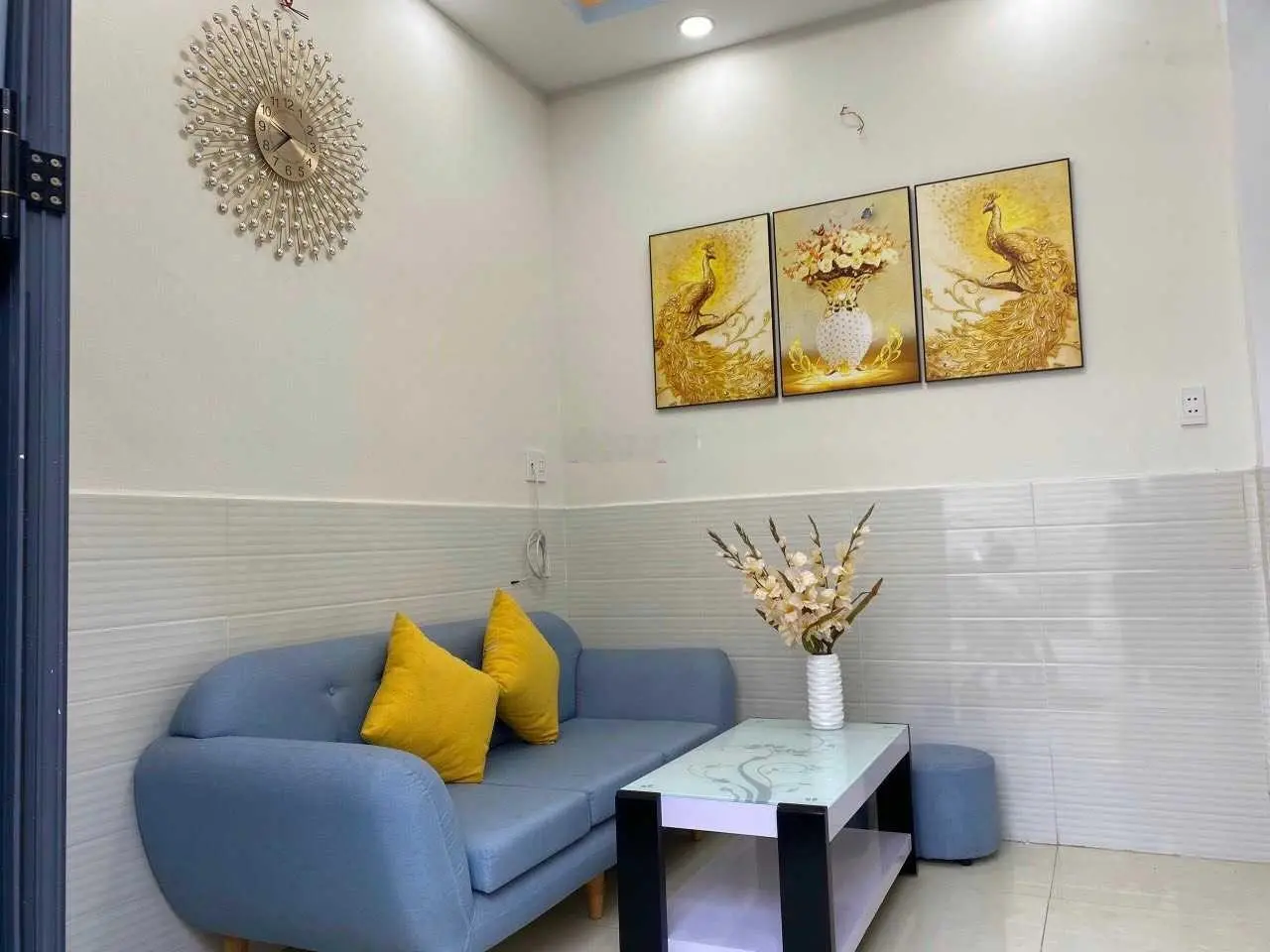 Bán nhà 2 lầu, hẻm 1/ ngay chợ Lê Đình Cẩn, P. Tân Tạo, Bình Tân - Giá nhỉnh hơn 2 tỷ