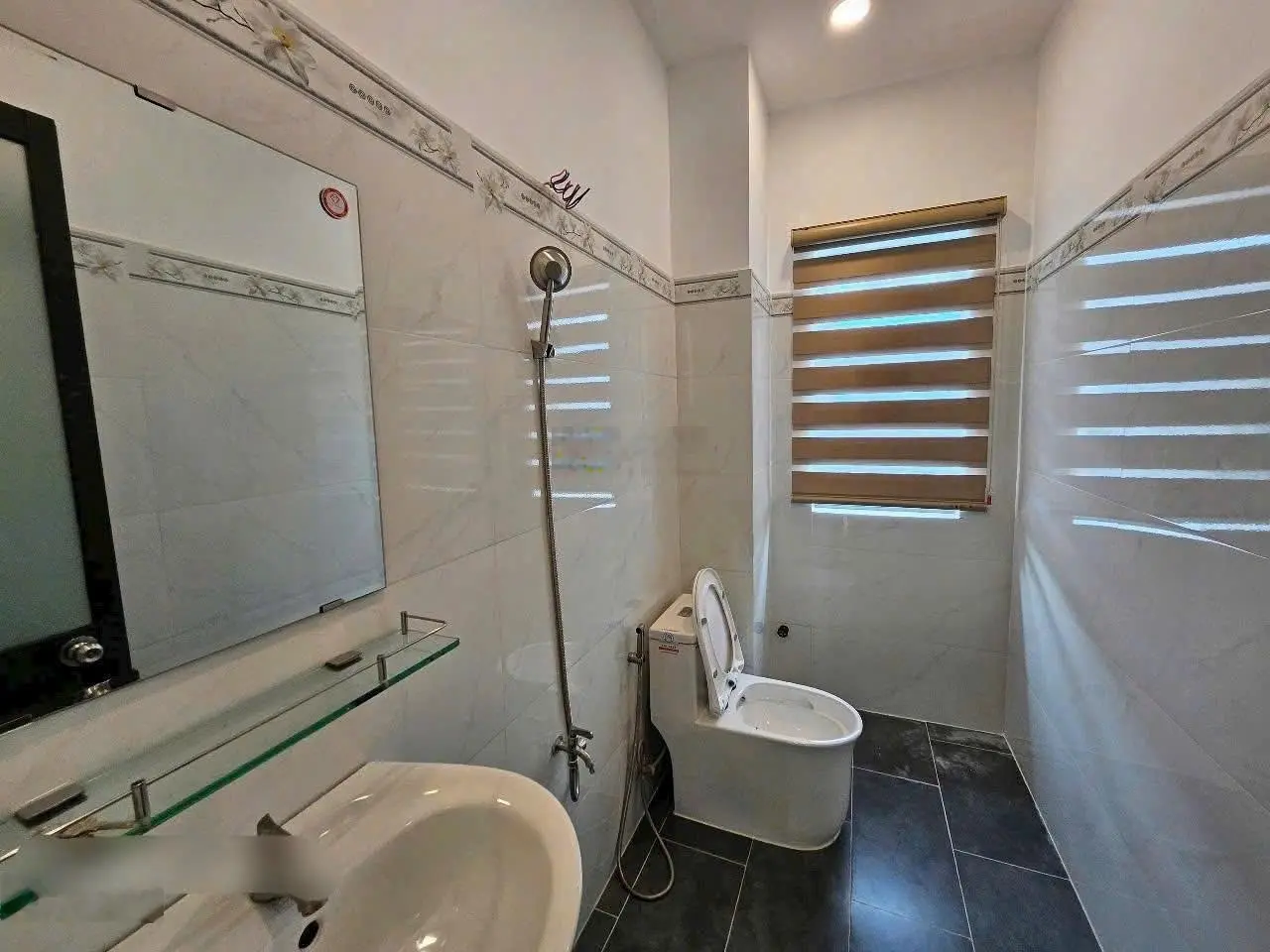 Bán Nhà Góc Biệt Thự Mini mới Xây Xong- 8m x 19m Full thổ Cư -kẹt Việc Bán lỗ 4ty9 - Cách Chợ 1,5km