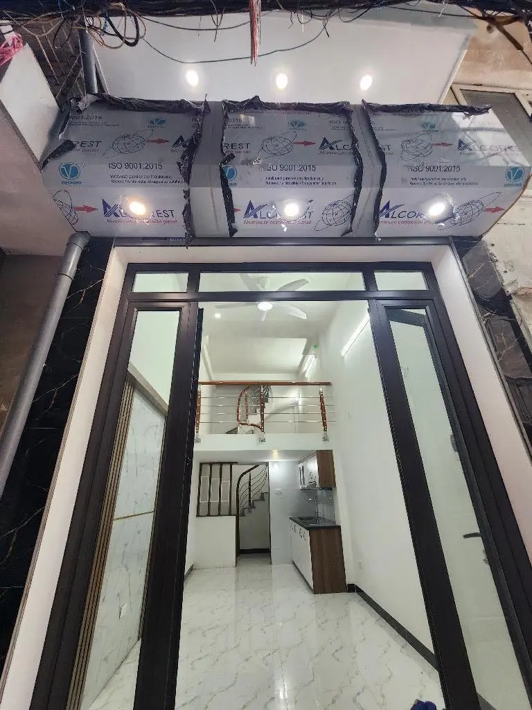 Bán nhà Hoàng Mai, 15m ô tô chạy, 80m bãi gửi ô tô, ngõ thông, 5.5 tầng, 32m2, hơn 4 tỷ