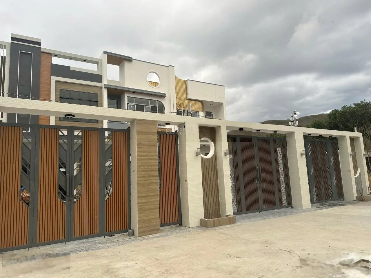 Bán nhà đẹp MT đường Phước Hưng - Phước Hải 1 trệt 1 lầu 4PN gần chợ, gần biển Phước Hải DT 170m2