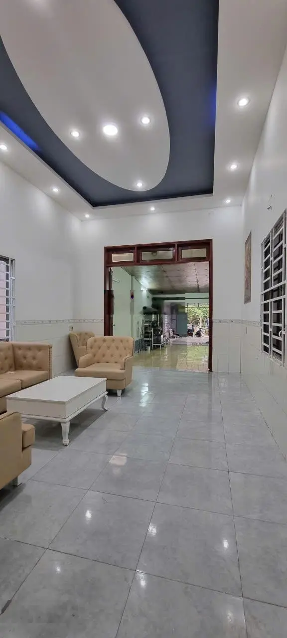 Bán nhà đẹp 2 mặt tiền chợ - đường nhựa 20m trục chính