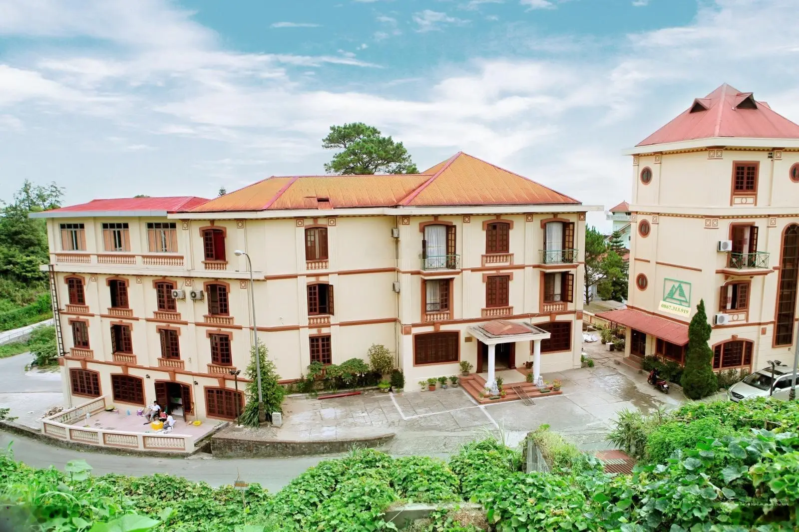 Bán khách sạn Tam Đảo. Lô góc 1250m2. mặt tiền 150m. giá 105tr/m2, LH 0867.313.919