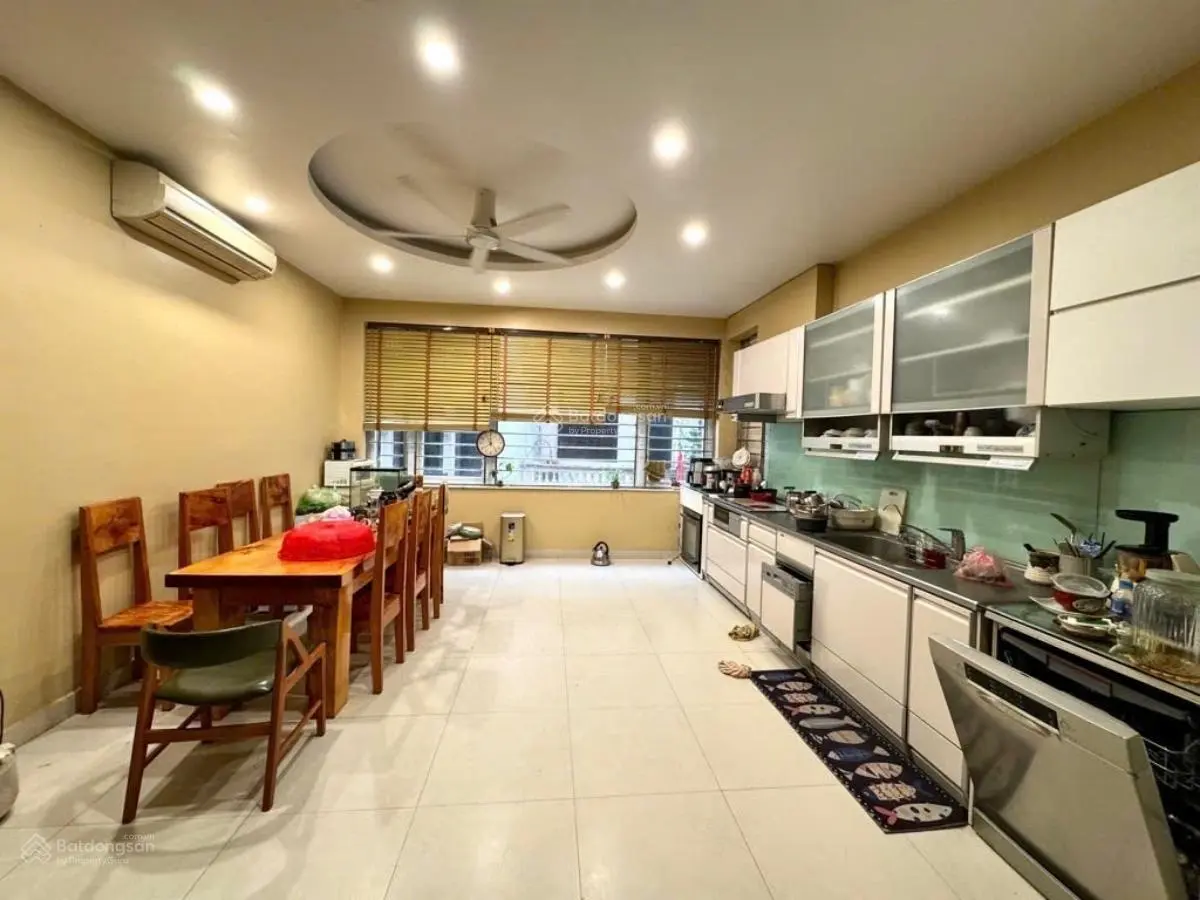 Hiếm! Nhà đẹp phân lô Chùa Láng. Ô tô chạy vòng quanh, gara, vỉa hè 2m, kinh doanh. 55m2.5 tầng.