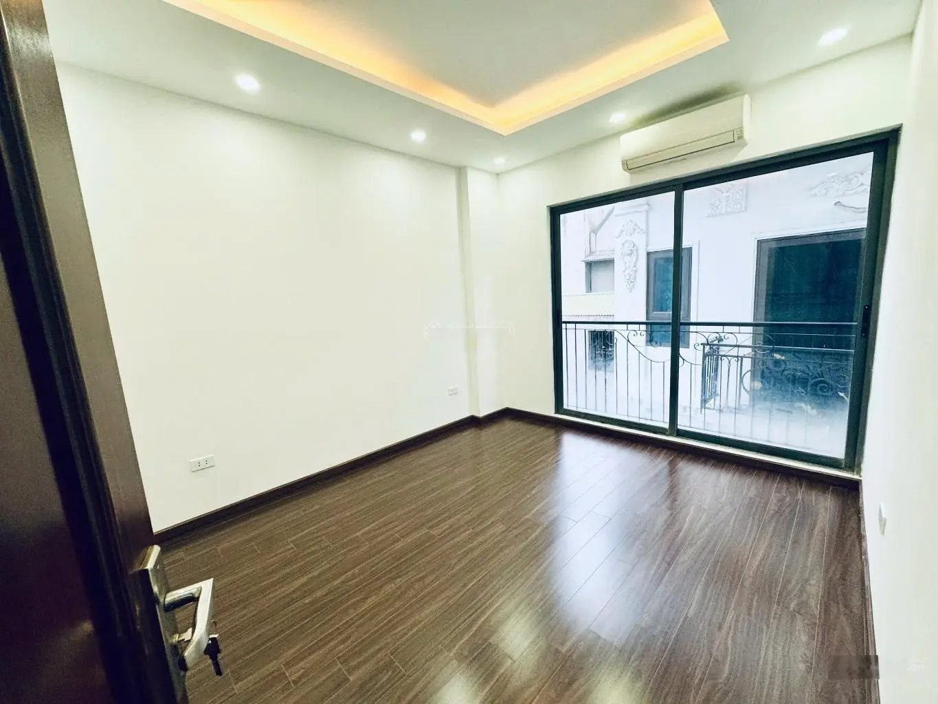 Bán nhà phố trạm - quận long biên - gần cầu - tttm aoen mail long biên
