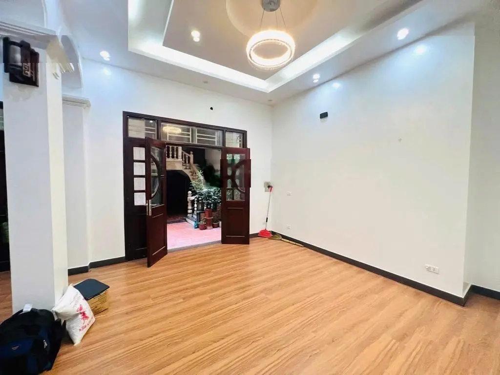 Bán nhà dịch vọng cầu giấy - sát phố - ngõ ba gác- nhà dân xây - móng thêm tầng thoải mái