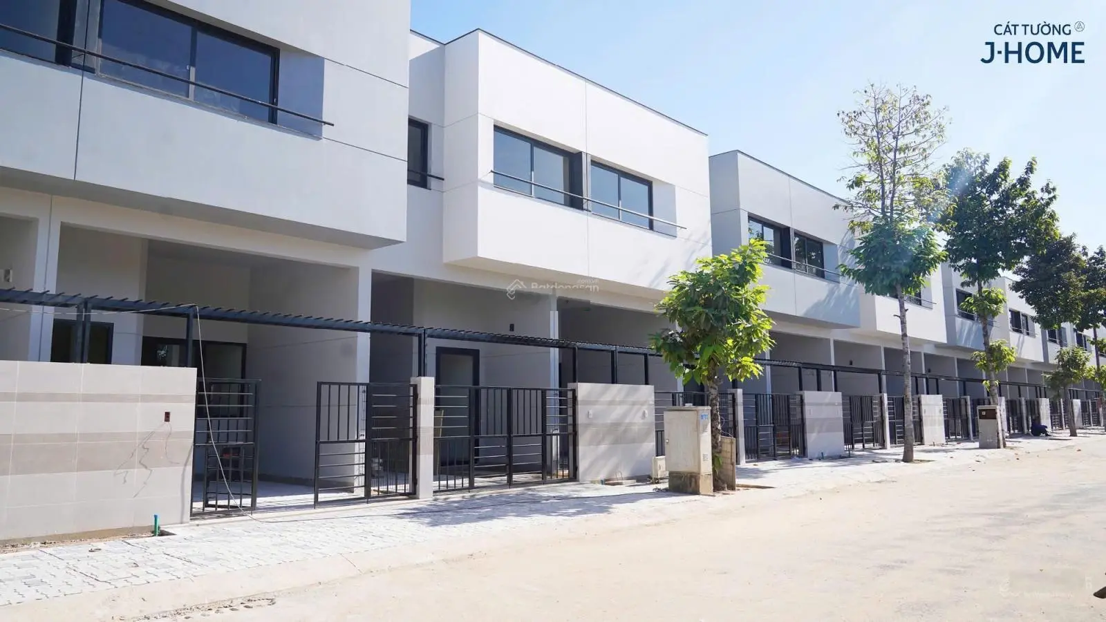 Bán nhà phố liền kề, mặt tiền đường DT 743 Bình Chuẩn Thuận An - Bình Dương, sổ sẵn