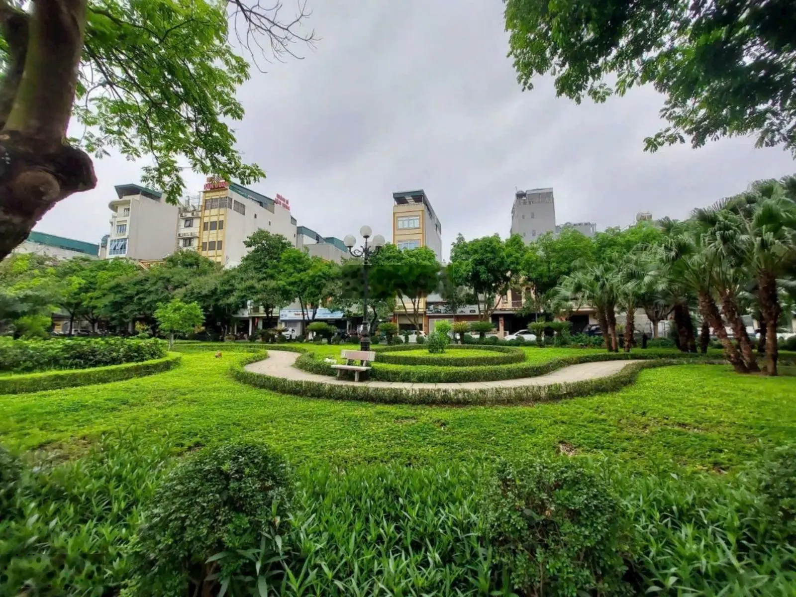 Cần Bán nhà TĐC Phố Trạm, Long Biên. View vườn hoa, vỉa hè, Kinh doanh. DT 80m2, MT 5m, giá 21.5 tỷ