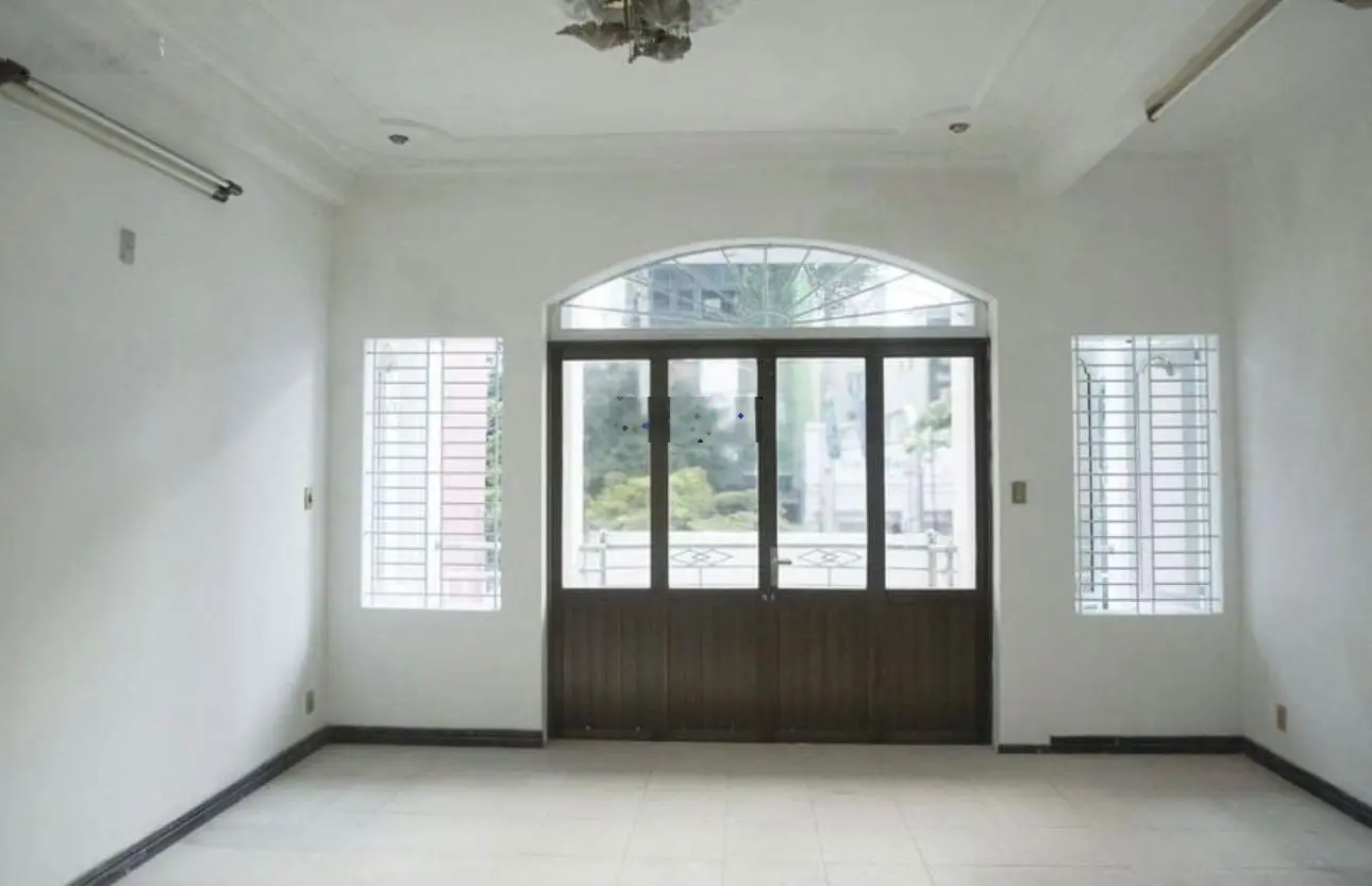 Định cư cần bán nhanh nhà Trần Quốc Hoàn P. 4 Tân Bình. Gía bán 5 Tỷ 8 - 5,5 x 20m. 6PN 6WC. SHR