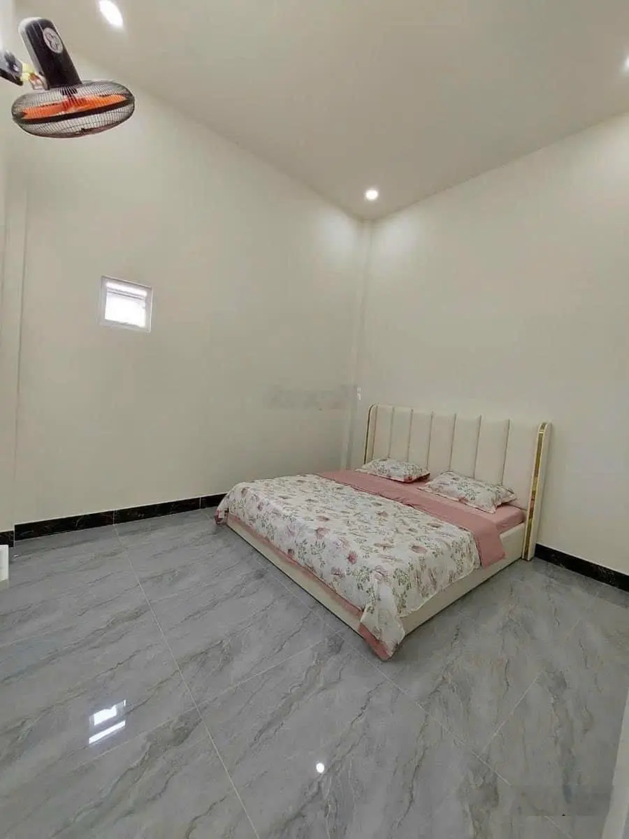 Bán gấp nhà giá 950tr , ngay chợ bình chánh , sổ hồng công chứng liền .