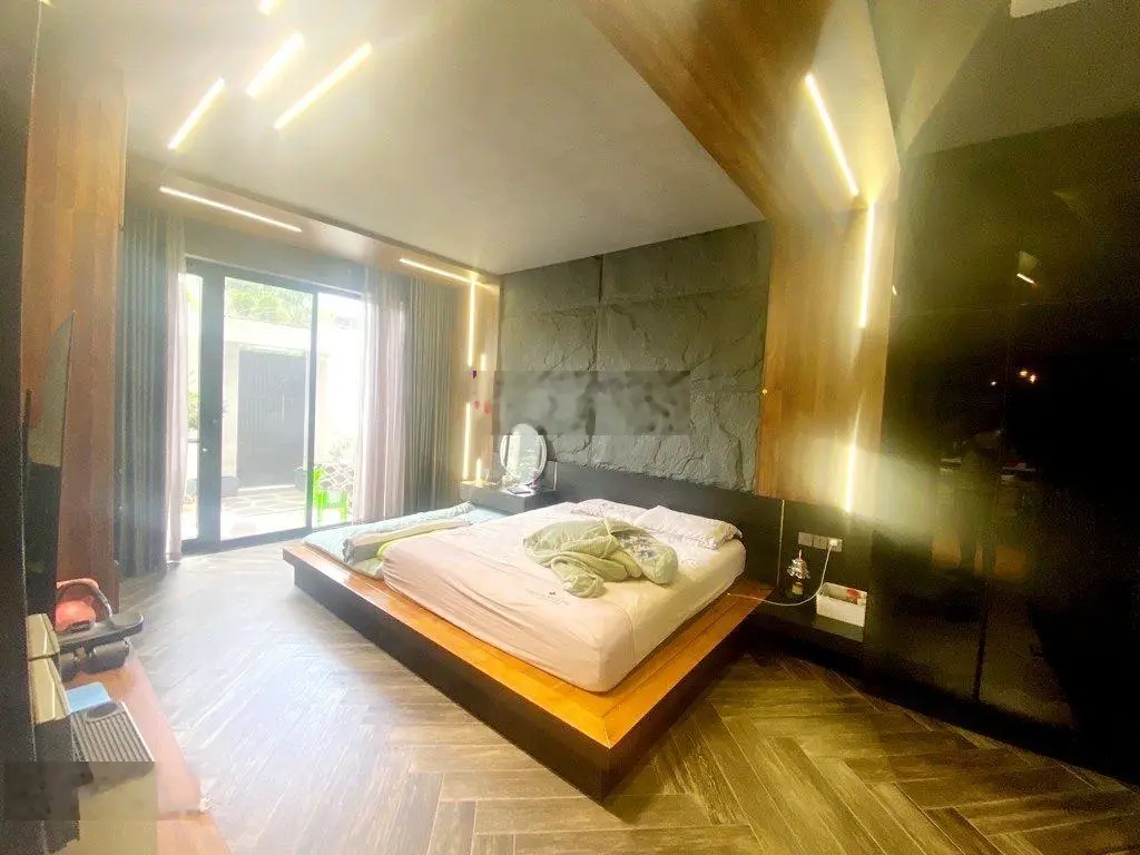 Bán nhà biệt thự đẹp, đầy đủ nội thất tại đường Nguyễn Đình Hoàn, 11,2 tỷ, 150m2