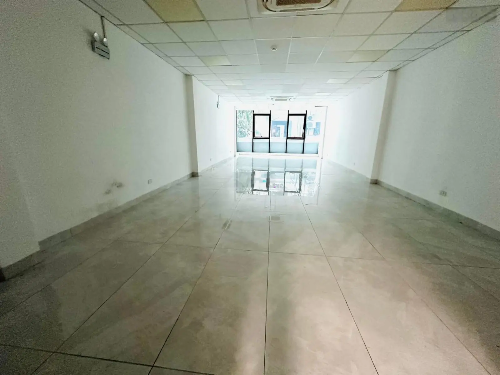 Toà Văn Phòng Thông sổ Vàng- Vũ Phạm Hàm- Trung Kính - Oto tránh- Dừng đỗ thoải mái - Vỉa hè KD