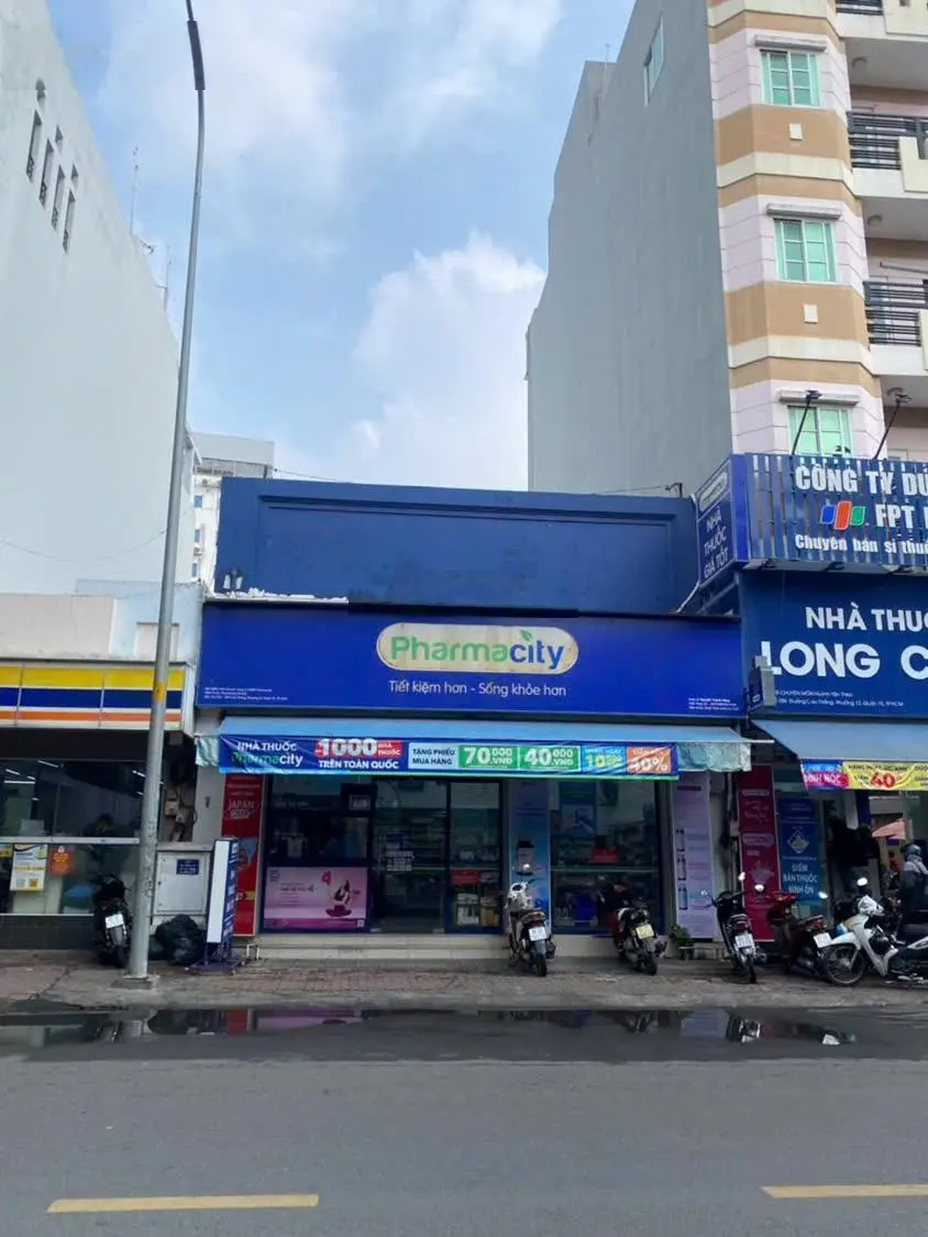 Đắc địa mặt tiền đường Cao Thắng, Quận 10 . DT:8x18m. KC: 2 tầng - HĐT 100 triệu/th. Chỉ: 70 tỷ