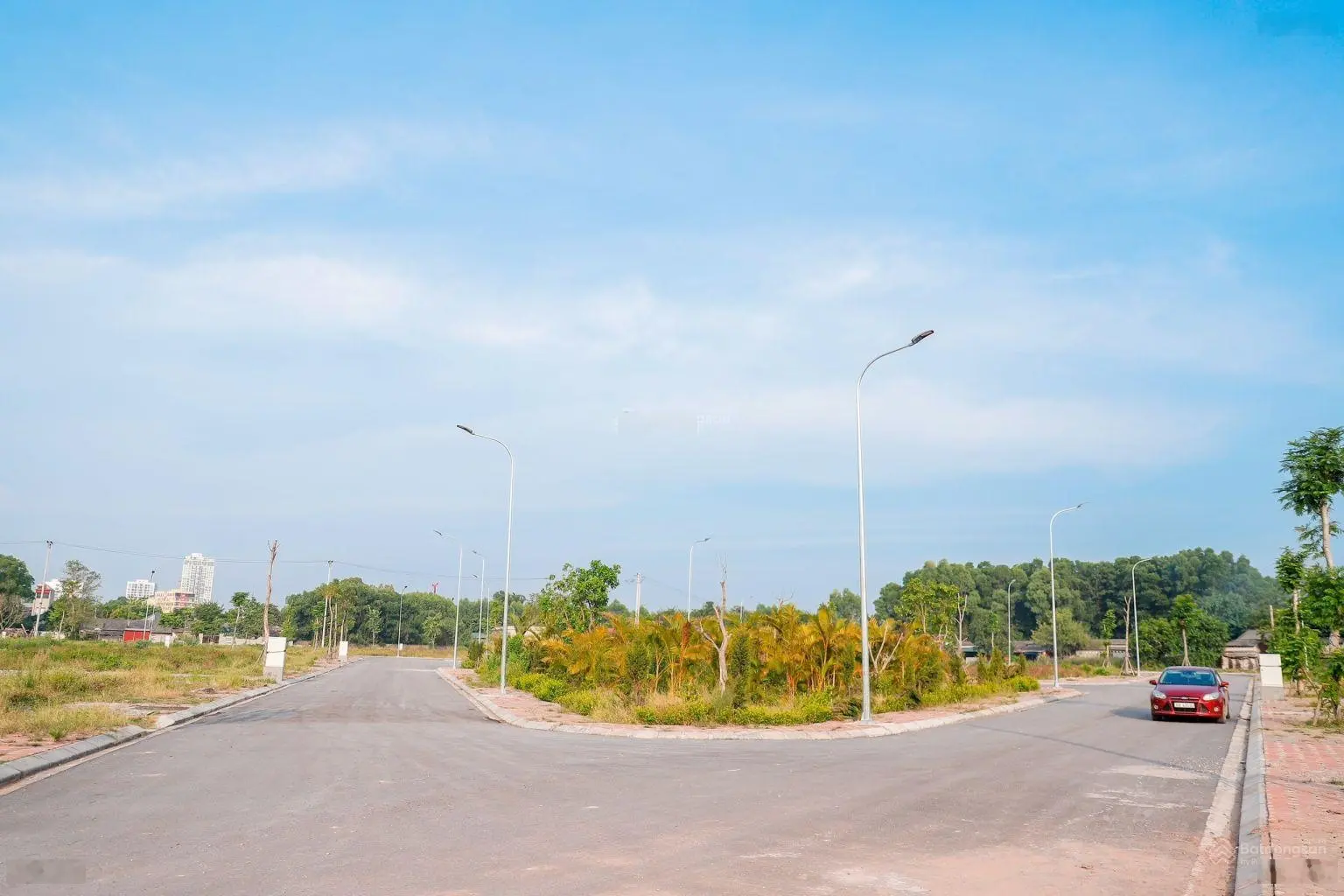 80m2 hướng đông nam, không vướng, không lỗi. Giá để bán 2.2 tỷ.