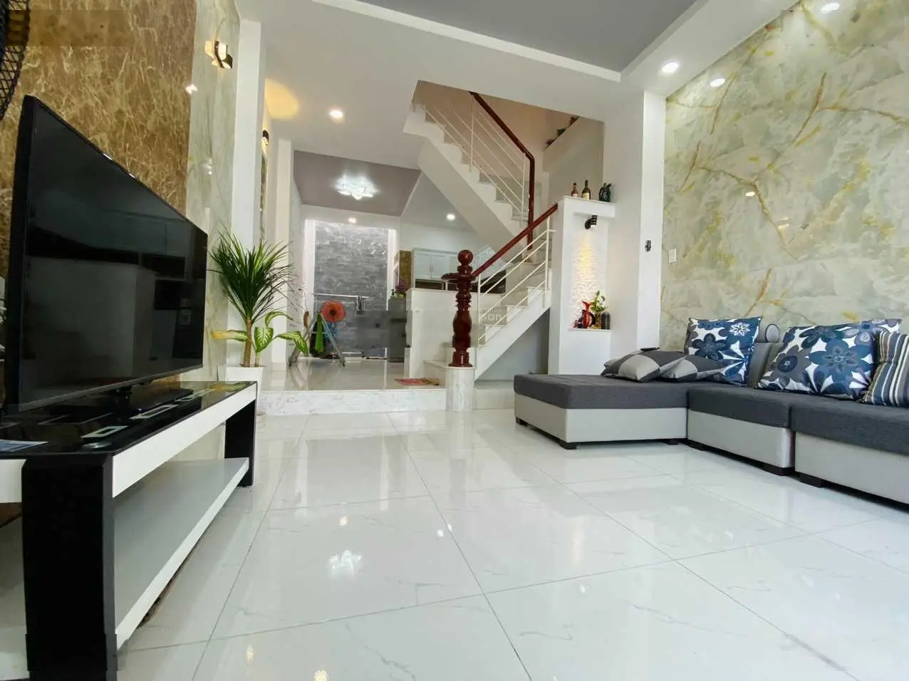 Bán nhà đẹp gía rẻ nhà 1 trệt 1 lầu sổ hồng riêng đúc thật 100% gía rẻ nhất khu tặng nội thất