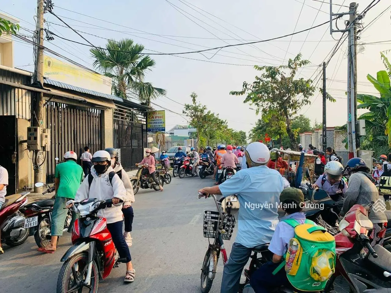 Bán nhà đối diện trường tiểu học Cần Giuộc, đường lớn sầm uất. Giá tốt