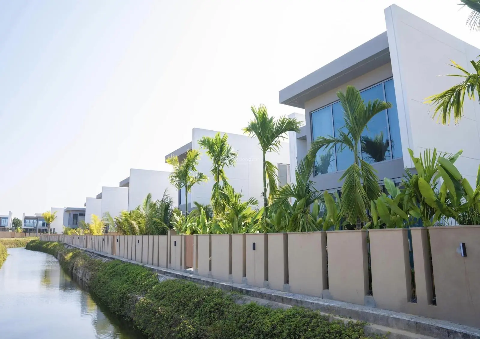 Cắt lỗ sâu biệt thự biển, 360m2, giá 13,8 tỷ giao thô, LH 0844 007 ***