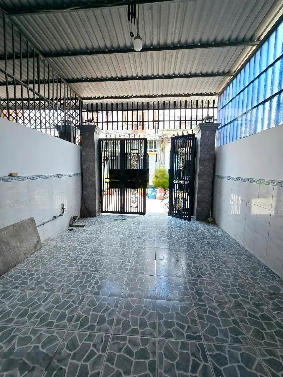 Chủ cần bán nhà trệt 1 lầu p. đông hòa, dĩ an. dt(4,3 x 22,3m). nhà gần trường học cấp 1,2.thổ 100%