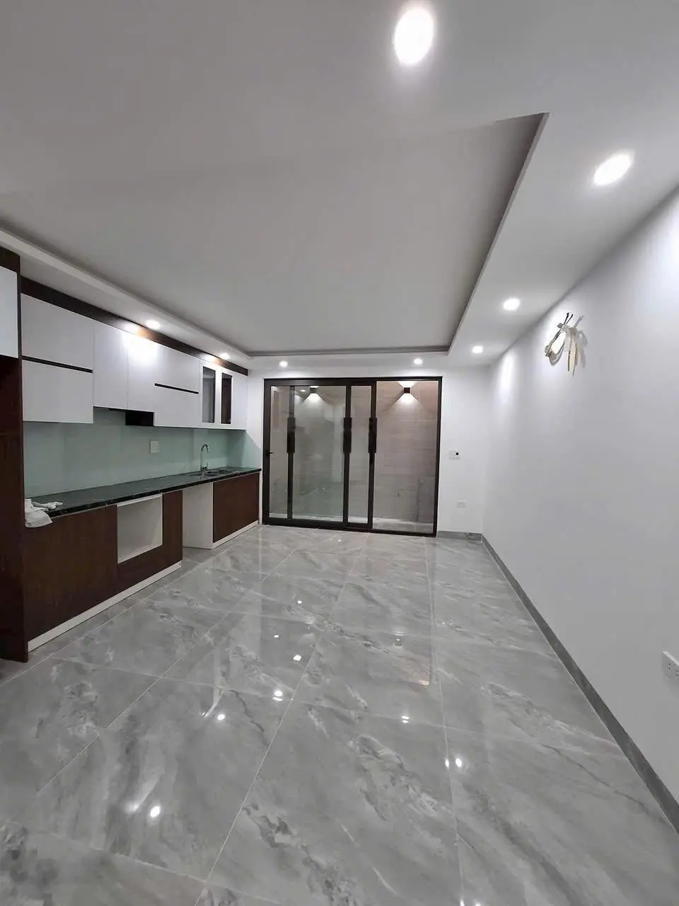 Bán nhà tựu liệt - sát linh đàm, ô tô qua nhà cách ô tô tránh 30m. bãi gửi xe cạnh nhà. 43m 5tầng