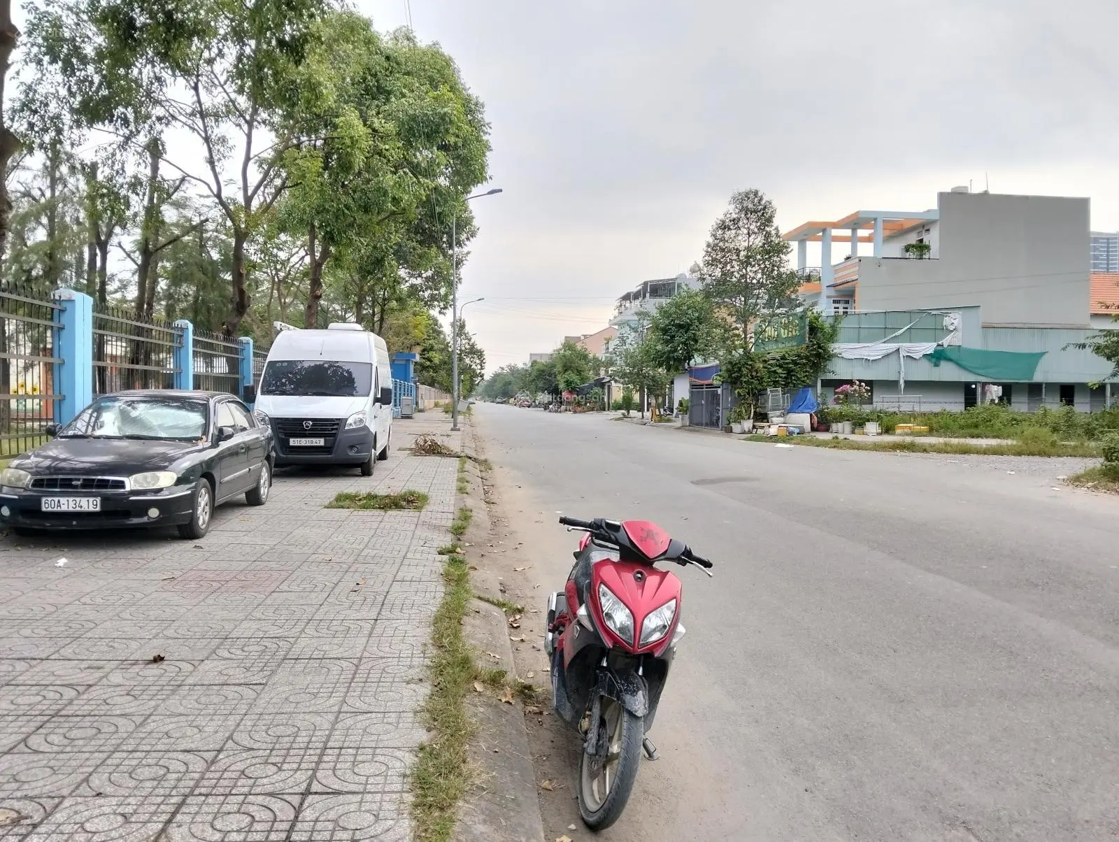 Cần bán lô mặt tiền đường 20m sạch đẹp.