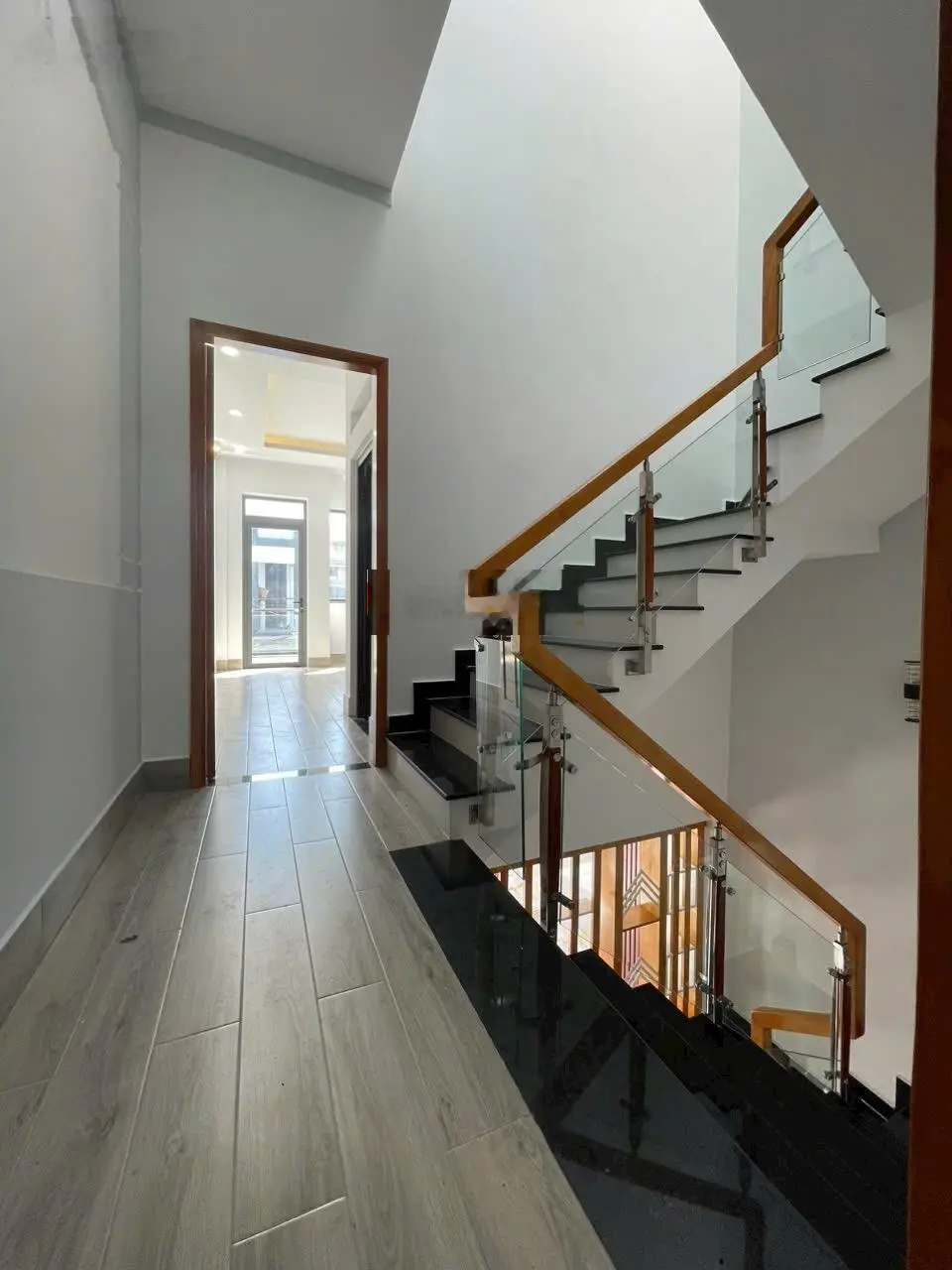 Nhà trệt - 2 lầu gần sân vận động Dĩ An. DT: 82.2m2. Đường nhựa 5m thông. 3 pn - 4 wc giá 4.5 tỷ TL