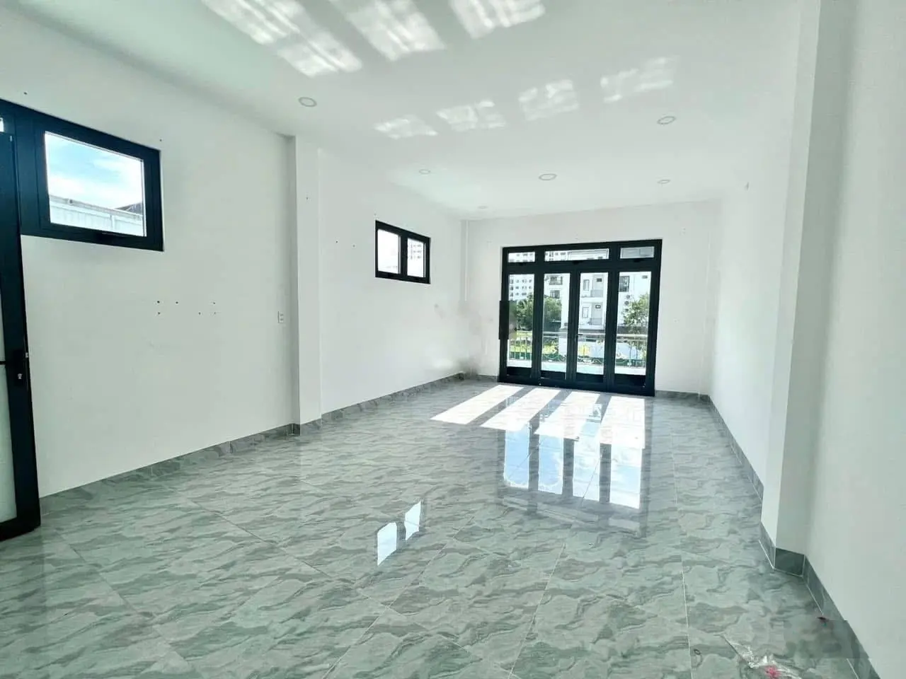 Bán nhà đẹp , sẵn hợp đồng cho thuê mặt tiền Thích Quảng Đức , có sẵn sổ đỏ , giá tốt . 0905211133
