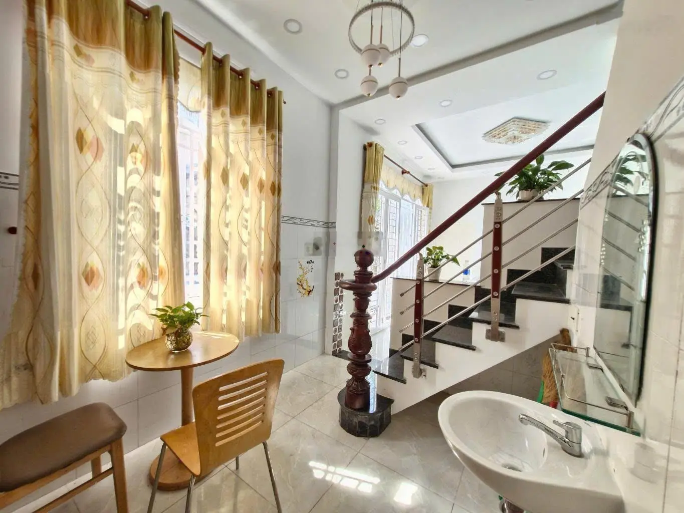 Nhỉnh 3 tỷ có nhà 2 tầng, 4 phòng ngủ, tại P. Phước Long B - giáp đường lớn nhà mới xây