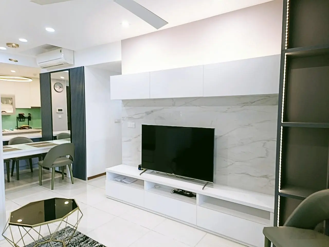 Cần bán căn hộ One 2 phòng ngủ, diện tích 81.32m2, full nội thất, view sông, giá 7,5 tỷ