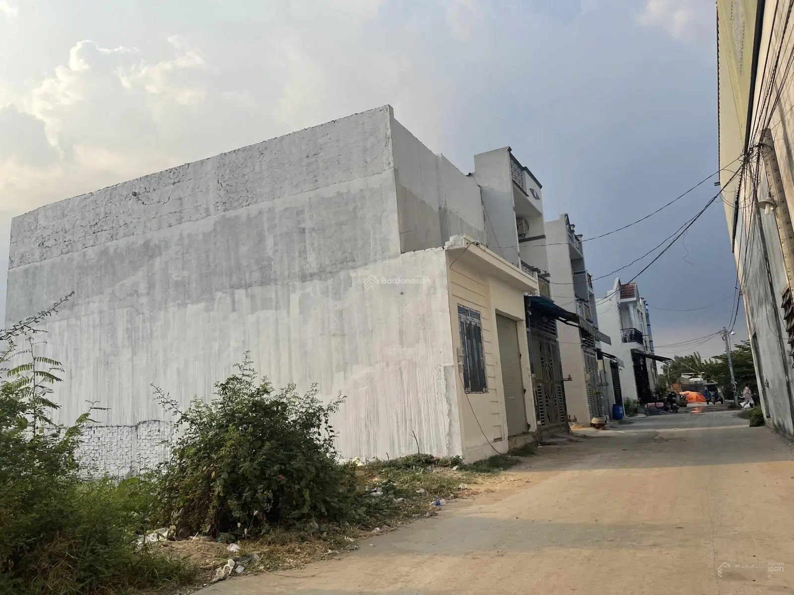 Cần tiền bán nhanh miếng đất ngay chợ phường 7, Bến Tre DT 99,9m2, SHR, full thổ cư