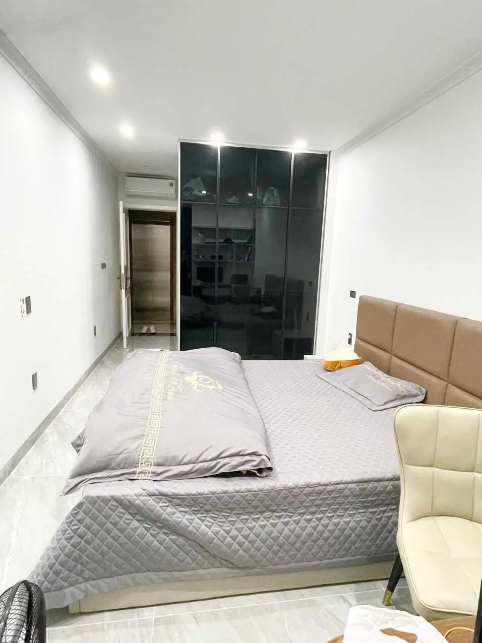 Tòa nhà 7 tầng thang máy, Trần Quốc Hoàn, vỉa hè ôtô tránh, 62m2 mặt tiền 6m - 26 tỷ, LH 0973 355 ***